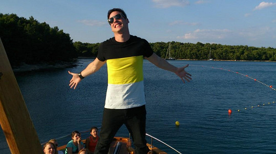 Po vydání svého debutového alba Krev, jizvy a tvář se mladý zpěvák Daniel Mrózek vydal na krátkou pracovní dovolenou na ostrov Hvar.