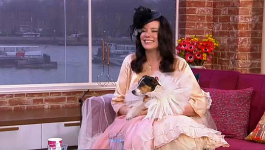 Amanda Rodgers se svou psí chotí vystoupila v televizním pořadu.
