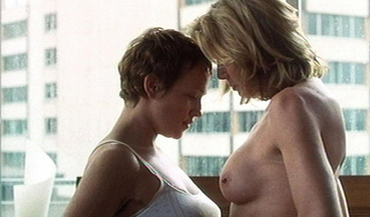 Kelly McGillis má za sebou erotické scény se ženou z filmu Opičí maska.