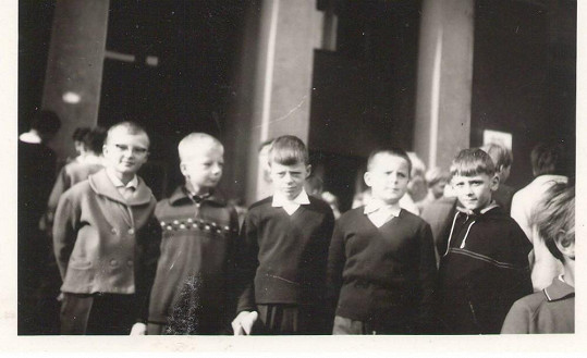 Milan Šteindler ve druhé třídě (druhý zleva)