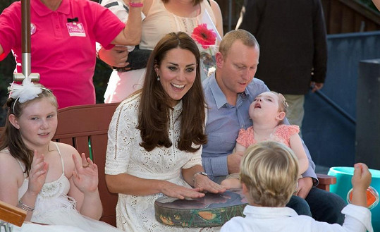 Vévodkyně si s dětmi zazpívala a strávila s nimi pěkný den. 