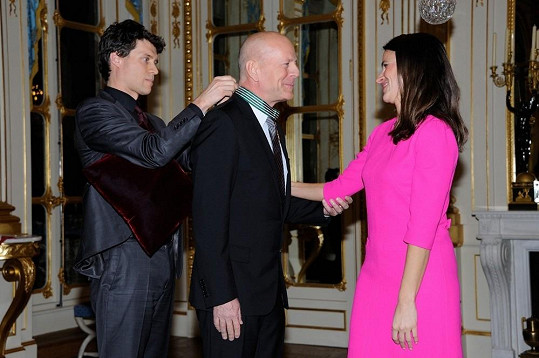 Bruce Willis dostal vyznamenání. Předala mu jej ministryně kultury Aurélie Filippetti.