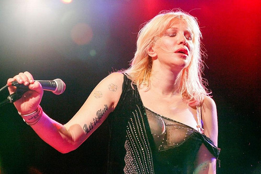 Kapela Hole vyjela na turné a frontmanka Courtney Love vystoupení prožívala naplno.