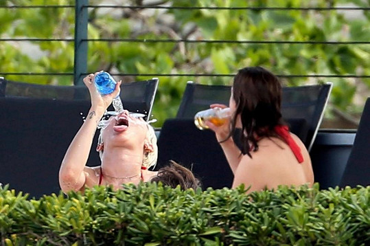 Miley rozhodně nepřišla k bazénu před koncertem v klidu relaxovat.