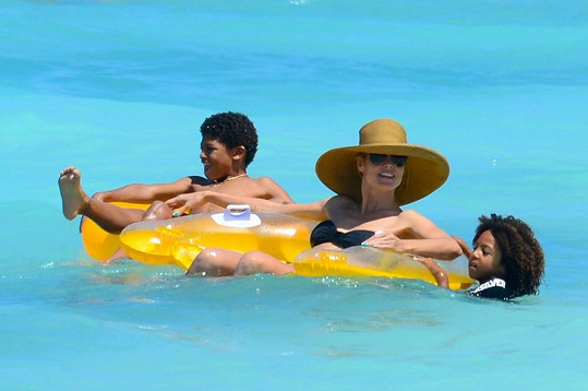 Heidi si užívá na Bahamách se svými dětmi.