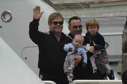 Elton John s malým Elijahem a David Furnish se Zacharym.