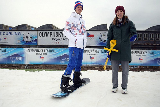 Adam Ondra, který přišel navštívit Olympijský festival ve svém rodném Brně. K narozeninám dostal kromě dortu také lekci snowboardingu od olympijské vítězky Evy Samkové.
