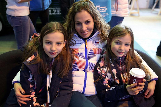 Na Olympijském festivalu v Brně jí dělaly společnost dcerky Ellen a Nikolet.