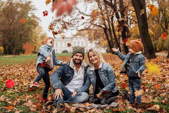 Marek Dědík pózoval s manželkou a syny na rodinných fotkách.