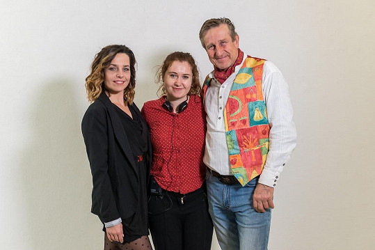 Václav Vydra ve filmu Casting na lásku v režii Evy Toulové (uprostřed) hraje spolu s Terezou Němcovou Petráškovou.