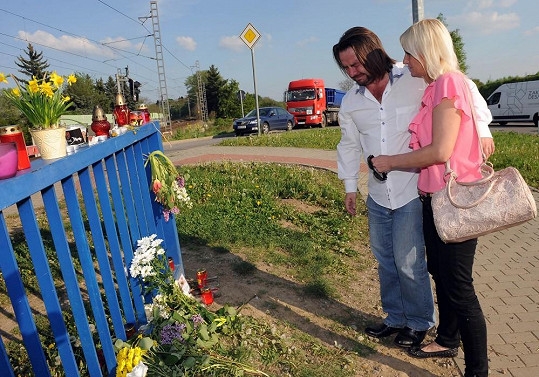 Společně se svou přítelkyní položil květiny k místu, kde nedaleko skočila pod vlak Iveta Bartošová.