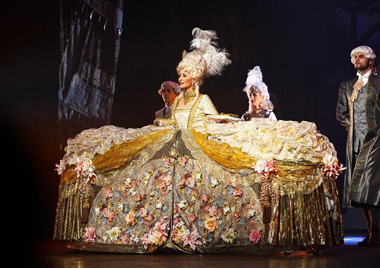 V tomhle pompézním kostýmu se Absolonová předvedla v muzikálu Marie Antoinetta.