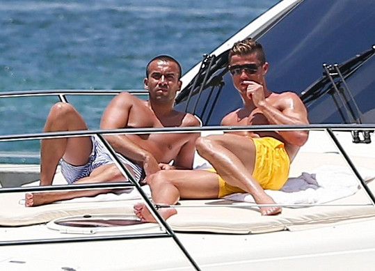 Cristiano si letos užívá slunce do sytosti. Před necelými dvěma týdny se s kamarády plavil podél Miami na své jachtě.