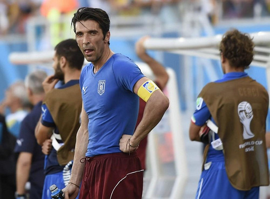 Smutný Gigi Buffon ale prohrál s Uruguayí a na turnaji skončil.