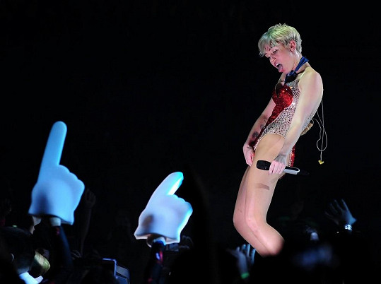 Miley a její oblíbené oplzlé gesto