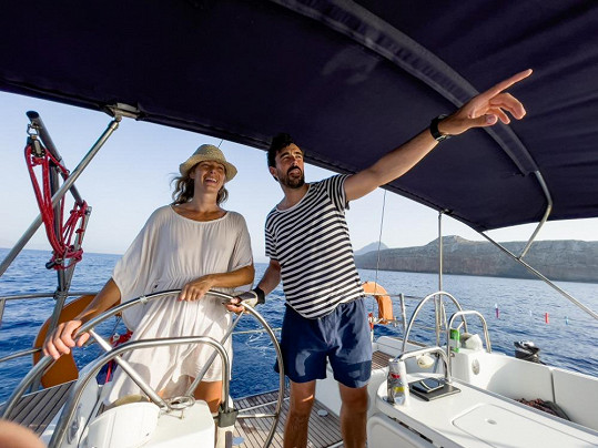 Neohrožená lodivodka v Řecku s kolegou hercem a kormidelníkem Ondřejem Černým.