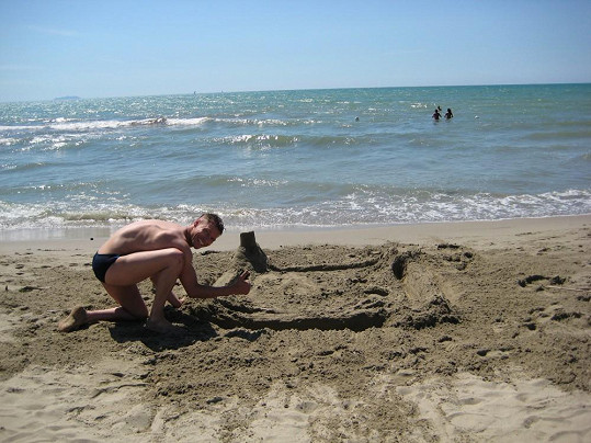 Thomas začíná stavět hrad z písku.