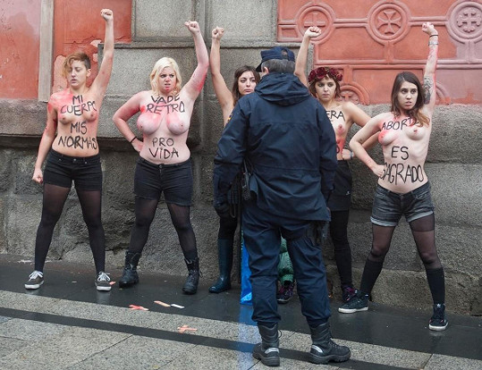 Aktivistky z hnutí Femen protestovaly v Madridu.