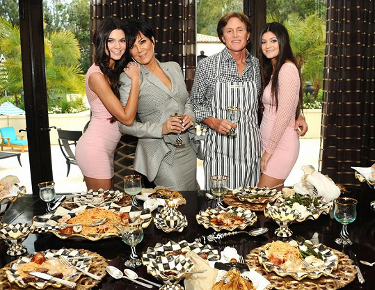 Kris a Bruce Jenner s dcerami Kylie a Kendall (vlevo)