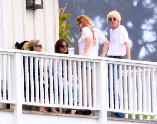 Takhle Lindsay Lohan slavila v úterý narozeniny s dalšími pacienty v léčebně.