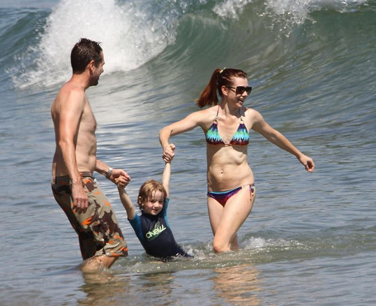 Alyson Hannigan se s manželem Alexisem Denisofem a dcerou Satyanou vrhají do vln.