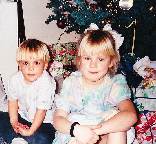 O rok později u vánočního stromečku se sestrou