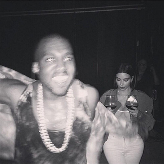 Kanye West v pozadí s manželkou