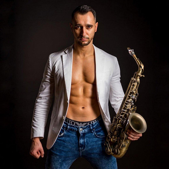 Co má tenhle svalnatý a ultra sexy saxofonista společného se Šporclem a Slováčkem?