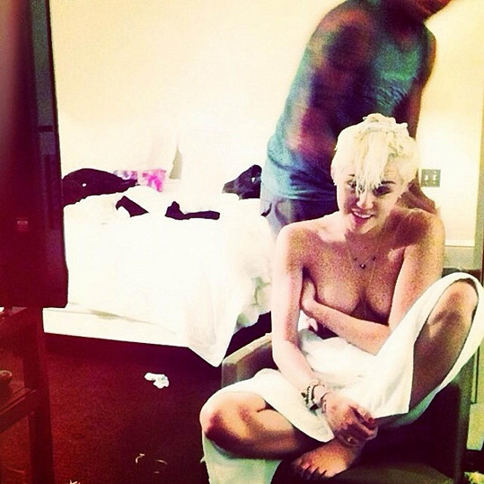 Nahotu Miley miluje.
