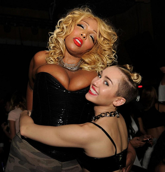 Miley Cyrus si oblíbila jednu z přítomných žen.