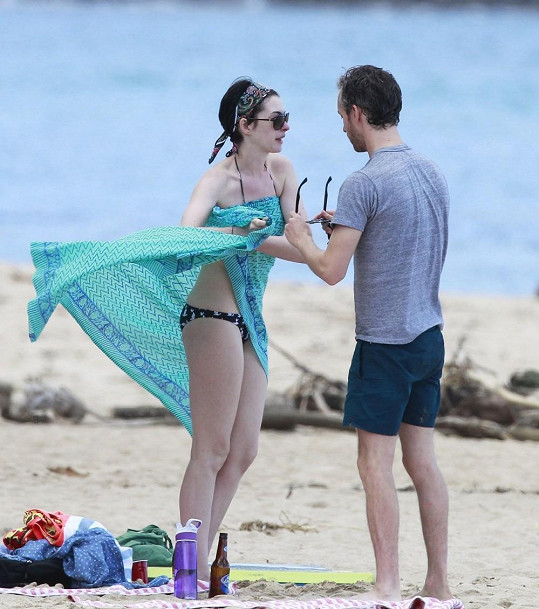Anne Hathaway s Adamem Shulmanem na Havaji