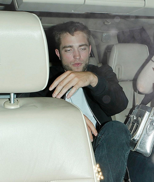 Robert Pattinson měl náročný večer.