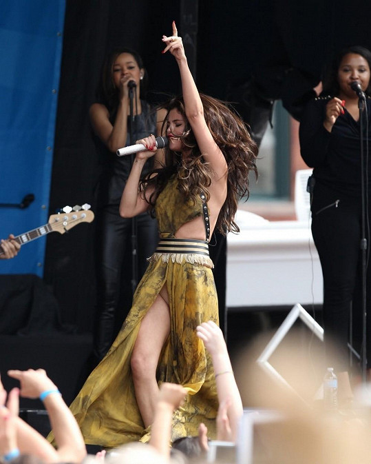 Selena Gomez na vystoupení v Bostonu nechala nahlédnout na své intimní partie. 