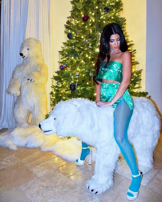 S ledním medvědem se fotila i Kourtney Kardashian.