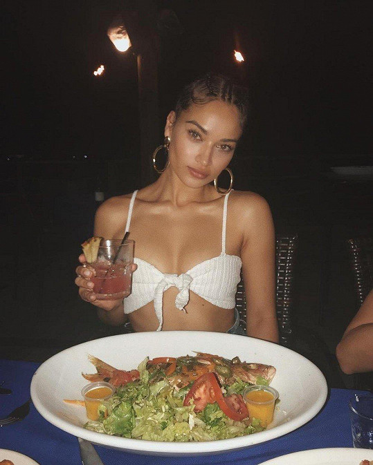 Na dalším instagramovém příspěvku si Shanina vychutnává dary Jamajky, skvělé ryby a místní slavný rum. 