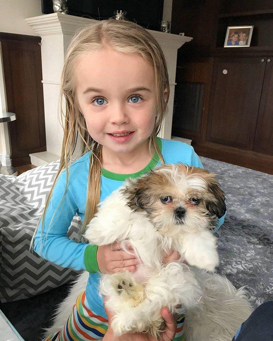 Kdo je roztomilejší? Chloe, nebo štěňátko Bella? 