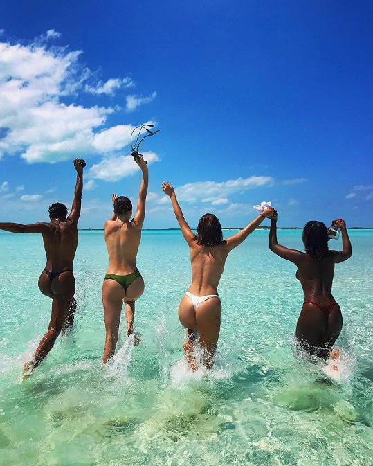 Bella Hadid (druhá zleva), Kendall Jenner (druhá zprava) a jejich kamarádky