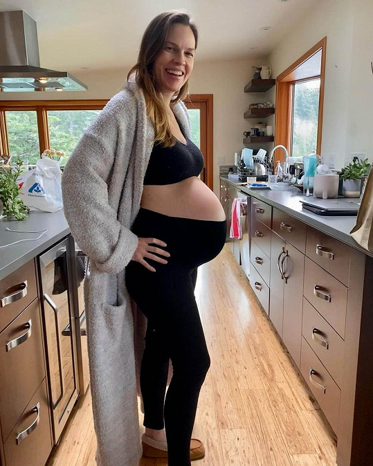 Hilary ukazovala své těhotenské bříško. 