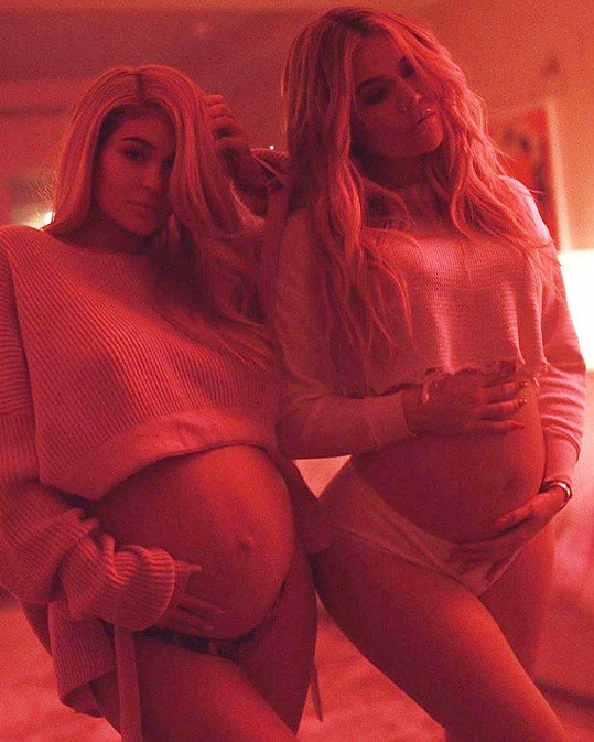 Dvě sexy těhulky: Khloe Kardashian s mladší sestrou Kylie Jenner