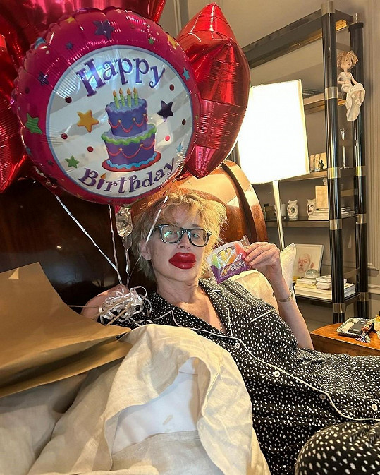 Sharon Stone si během narozenin udělala legraci sama ze sebe. 