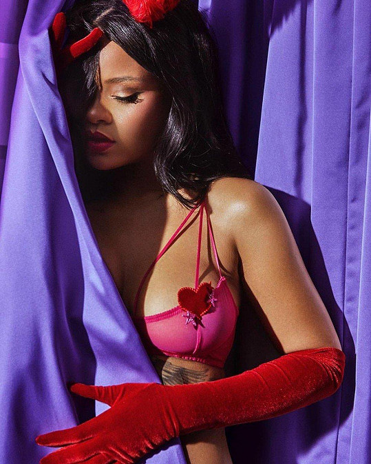 Rihanna představila kousky z valentýnské kolekce své značky prádla. 