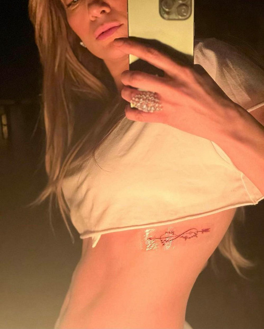 Jennifer ukázala své tetování na levé části hrudníku. 