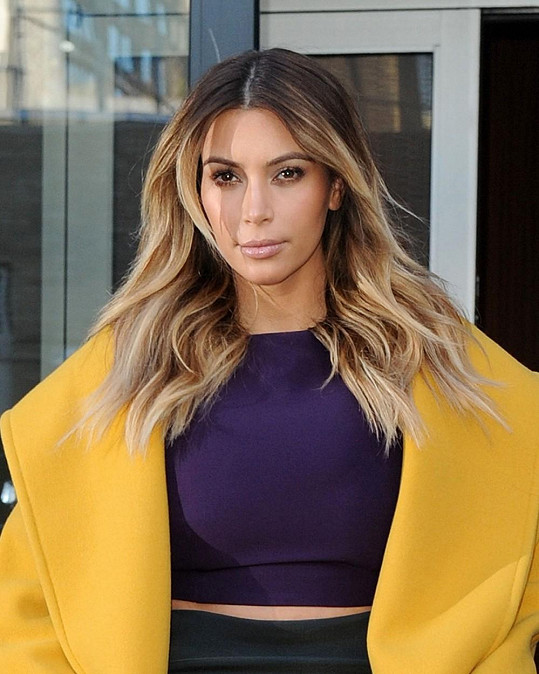 Kim Kardashian se světlými vlasy