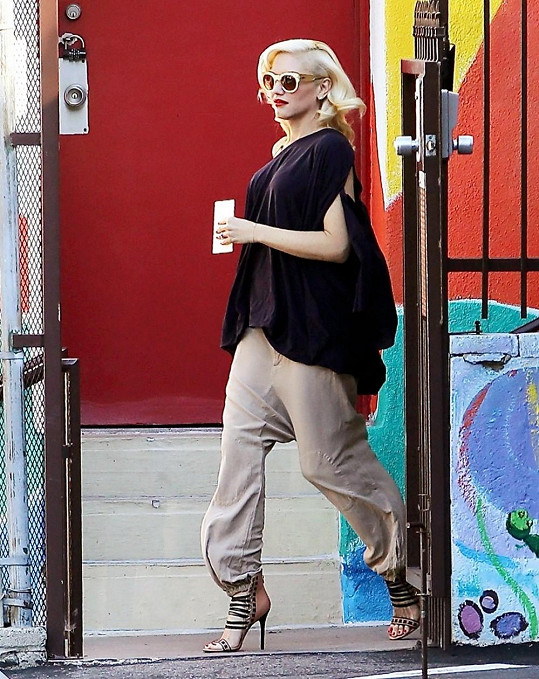 Gwen Stefani nosí poslední dobou stále volnější oblečení.