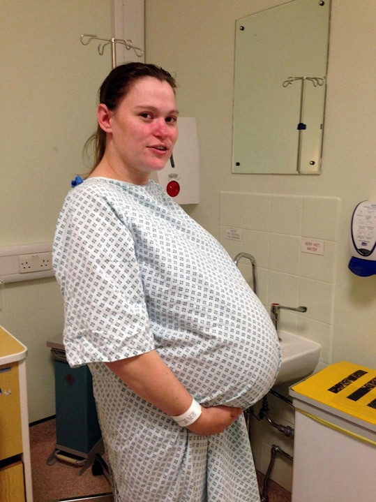 Karen Gilbert předváděla těhotenské bříško se třemi miminky uvnitř. 