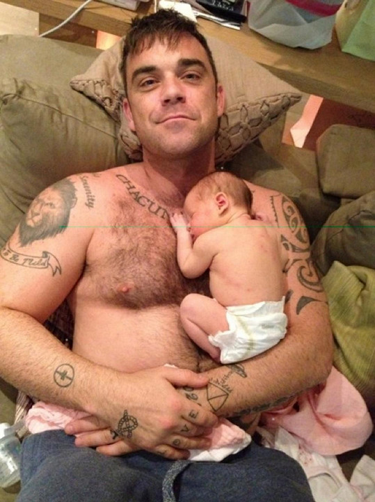 Robbie se svou dcerkou čerstvě po jejím narození.