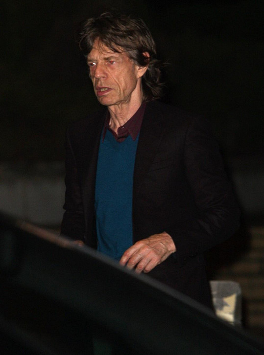 Mick Jagger pár chvil poté, co se nešťastnou událost dozvěděl. 