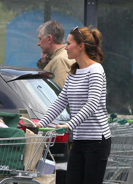 Kate Middleton si ze svého titulu nedělá hlavu. Ráda zajde na nákupy jako každý z nás.