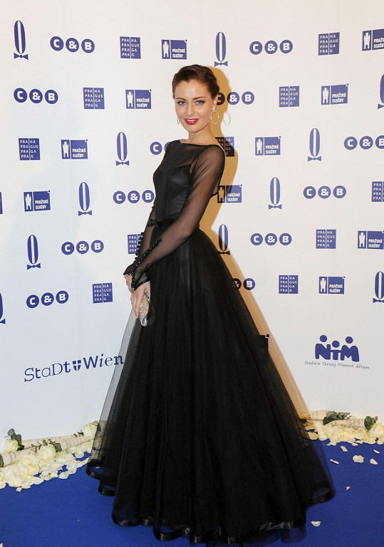 Česká Miss 2012 Tereza Chlebovská v decentním, ale nápaditém modelu od Dominiky Sedláčkové.