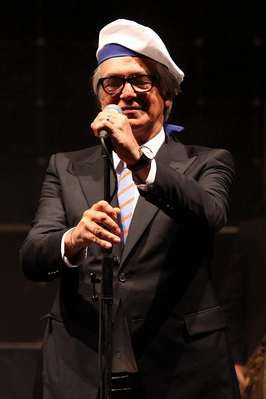 Jiří Bartoška zpíval na koncertu Vojty Dyka.